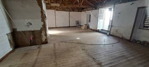 Moradia para restaurar T2 em Miranda do Douro