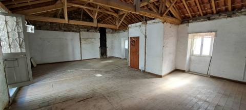 Moradia para restaurar T2 em Miranda do Douro