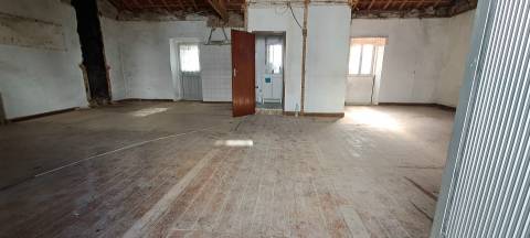 Moradia para restaurar T2 em Miranda do Douro