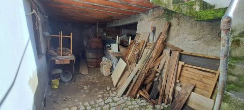 Moradia para restaurar T2 em Miranda do Douro