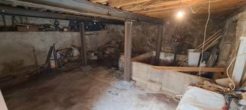 Moradia para restaurar T2 em Miranda do Douro