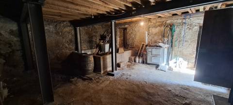 Moradia para restaurar T2 em Miranda do Douro