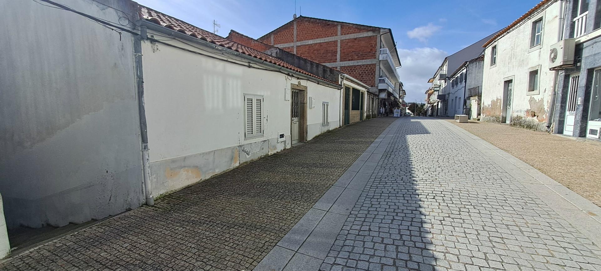 Moradia para restaurar T2 em Miranda do Douro