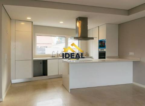 Moradia Geminada T4 DUPLEX Venda em Fernão Ferro,Seixal