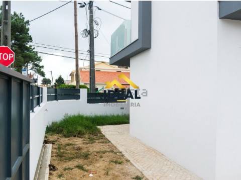Moradia Geminada T4 DUPLEX Venda em Fernão Ferro,Seixal