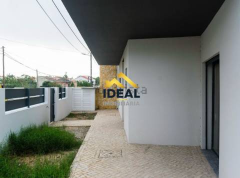 Moradia Geminada T4 DUPLEX Venda em Fernão Ferro,Seixal