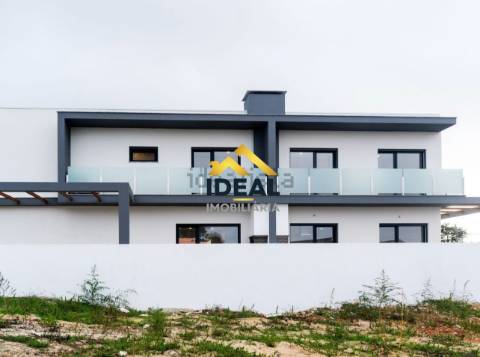 Moradia Geminada T4 DUPLEX Venda em Fernão Ferro,Seixal