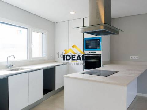 Moradia Geminada T4 DUPLEX Venda em Fernão Ferro,Seixal