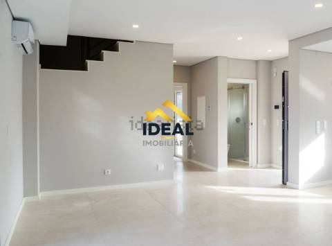 Moradia Geminada T4 DUPLEX Venda em Fernão Ferro,Seixal