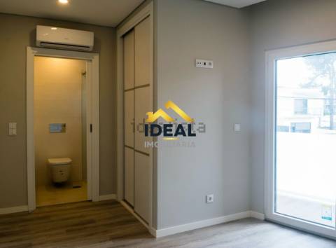 Moradia Geminada T4 DUPLEX Venda em Fernão Ferro,Seixal