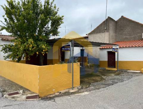 Conjunto habitacional - Moradia T2+1 e Garagem  em São Lourenço de Mamporcão