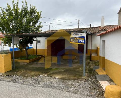 Conjunto habitacional - Moradia T2+1 e Garagem  em São Lourenço de Mamporcão