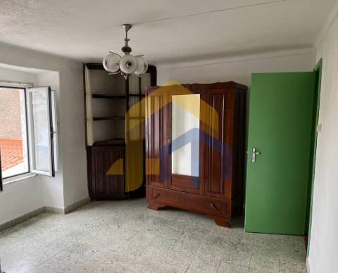 Conjunto habitacional - Moradia T2+1 e Garagem  em São Lourenço de Mamporcão