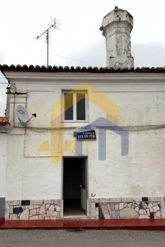 Conjunto habitacional - Moradia T2+1 e Garagem  em São Lourenço de Mamporcão