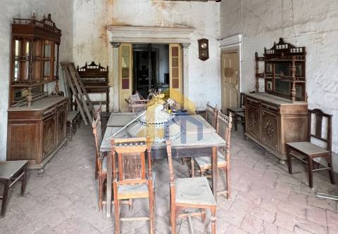 Prédio com habitação e serviços, no centro de Estremoz