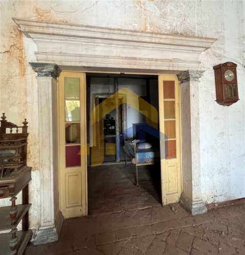 Prédio com habitação e serviços, no centro de Estremoz