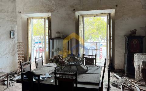 Prédio com habitação e serviços, no centro de Estremoz