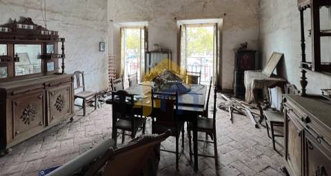 Prédio com habitação e serviços, no centro de Estremoz