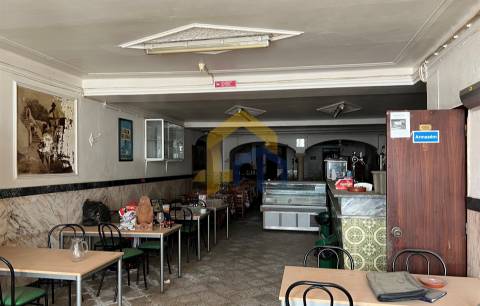 Prédio com habitação e serviços, no centro de Estremoz