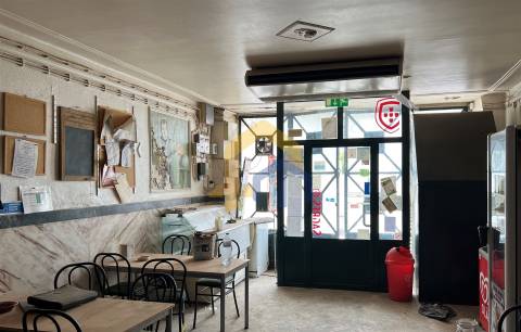 Prédio com habitação e serviços, no centro de Estremoz