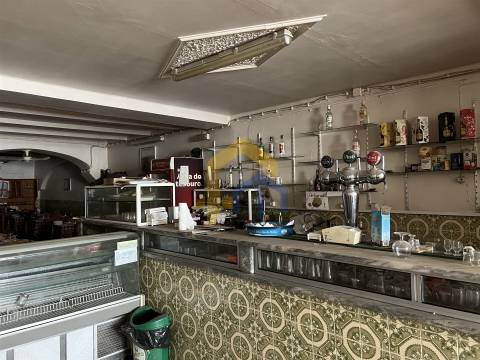 Prédio com habitação e serviços, no centro de Estremoz