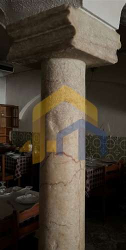 Prédio com habitação e serviços, no centro de Estremoz