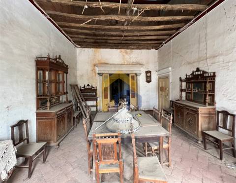 Prédio com habitação e serviços, no centro de Estremoz