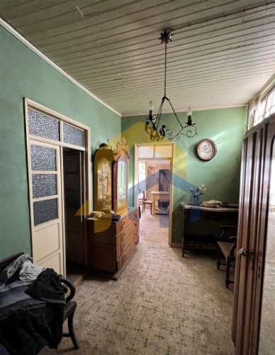 Prédio com habitação e serviços, no centro de Estremoz