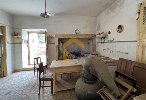 Prédio com habitação e serviços, no centro de Estremoz