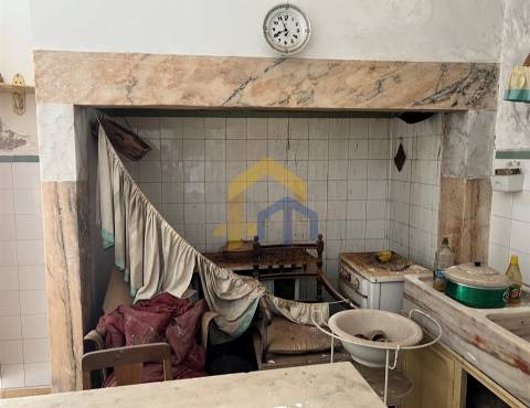 Prédio com habitação e serviços, no centro de Estremoz