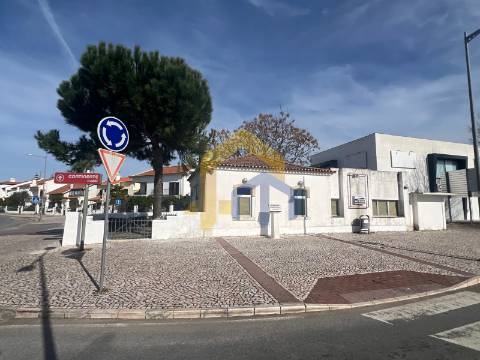 Espaço destinado a Serviços em Estremoz