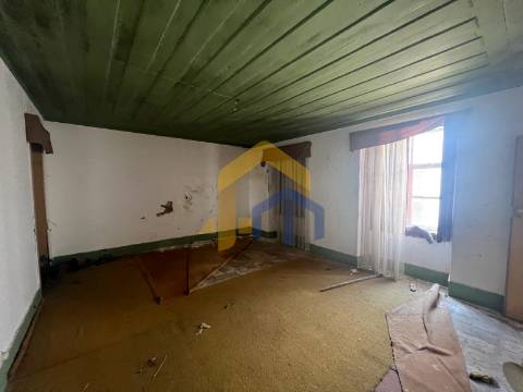 Moradia para reabilitar em Vaiamonte – Monforte