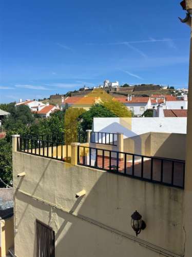 Moradia T4, no centro de Estremoz com quintal