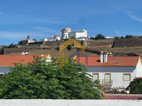 Moradia T4, no centro de Estremoz com quintal