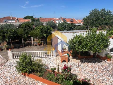 Moradia T4, no centro de Estremoz com quintal