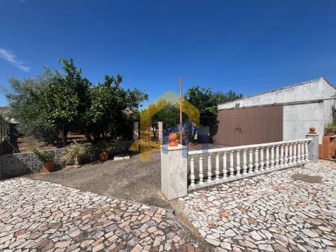 Moradia T4, no centro de Estremoz com quintal