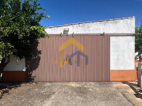 Moradia T4, no centro de Estremoz com quintal