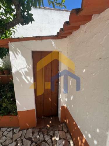 Moradia T4, no centro de Estremoz com quintal