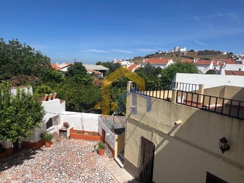 Moradia T4, no centro de Estremoz com quintal