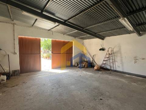 Moradia T4, no centro de Estremoz com quintal