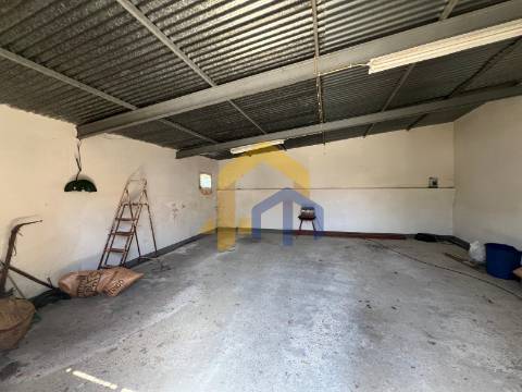 Moradia T4, no centro de Estremoz com quintal