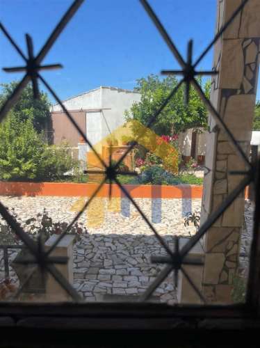 Moradia T4, no centro de Estremoz com quintal