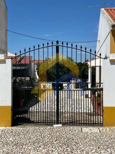Moradia T4, no centro de Estremoz com quintal