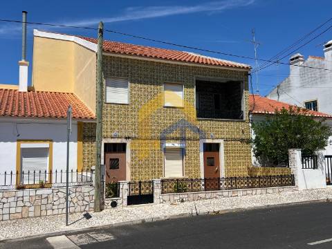 Moradia T4, no centro de Estremoz com quintal