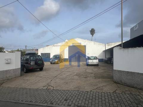Armazém / Oficina de Serralharia Mecânica para venda em Estremoz