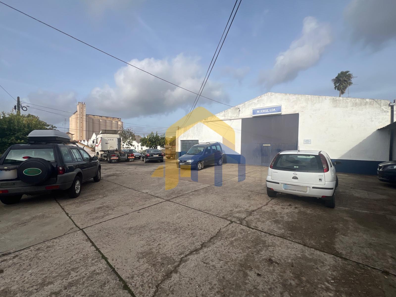 Armazém / Oficina de Serralharia Mecânica para venda em Estremoz