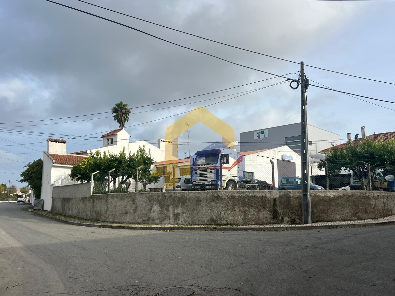 Armazém / Oficina de Serralharia Mecânica para venda em Estremoz