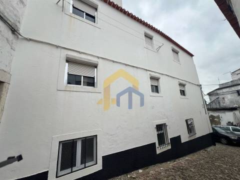 Moradia em Banda com Duas Habitações Independentes – Centro Histórico de Estremoz