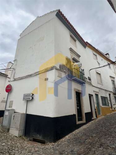 Moradia em Banda com Duas Habitações Independentes – Centro Histórico de Estremoz