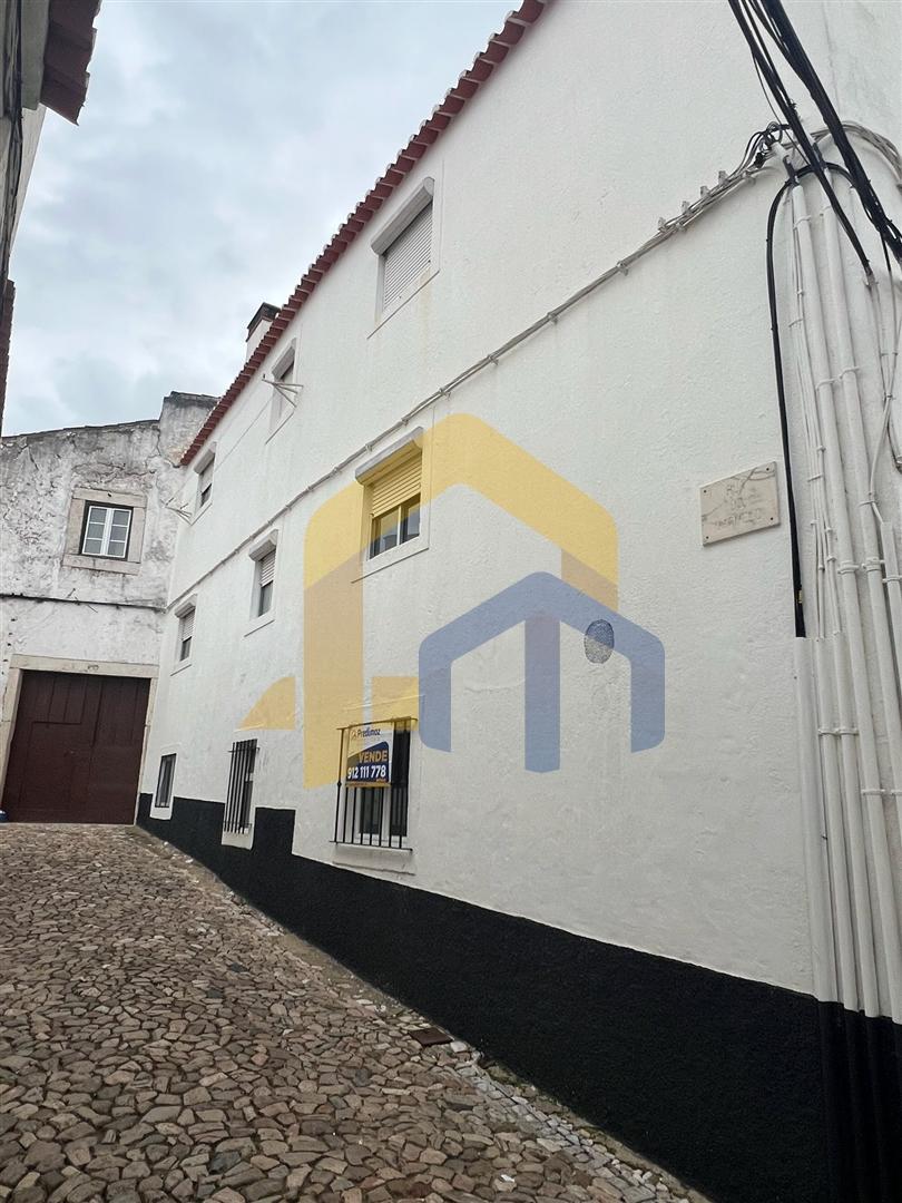 Moradia em Banda com Duas Habitações Independentes – Centro Histórico de Estremoz